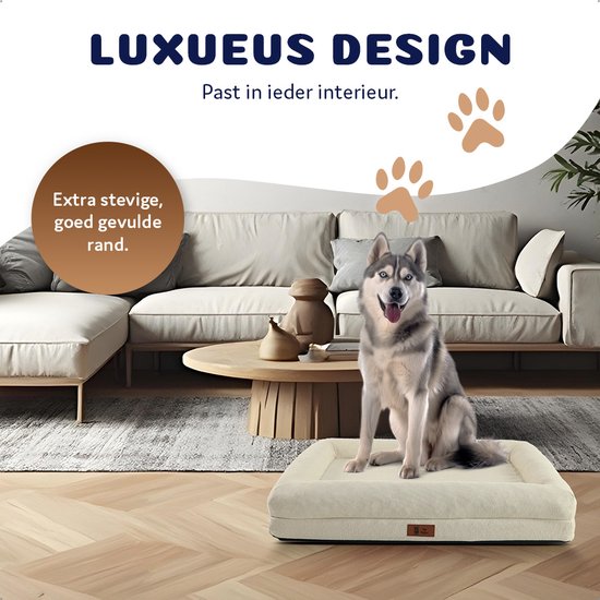 Husky sibérien sur un canapé pour chien de couleur crème dans un salon. Texte "LUXUEUS DESIGN".