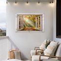 Een open houten raam met een uitzicht op een bosweg met herfstbladeren, opgehangen aan een witte muur boven een loungeset op een balkon.