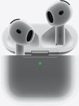 Deux AirPods blancs dans un étui de chargement blanc ouvert, avec un voyant lumineux vert.