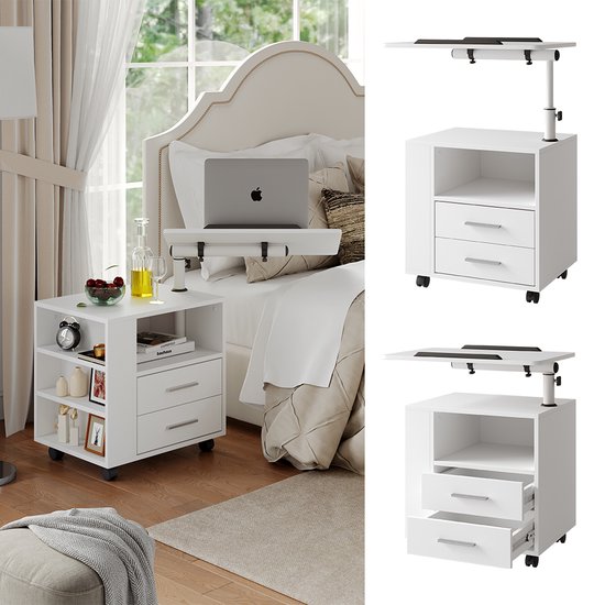 Table de chevet blanche avec plateau réglable, deux tiroirs et étagères ouvertes, utilisée près d'un lit et d'un canapé.