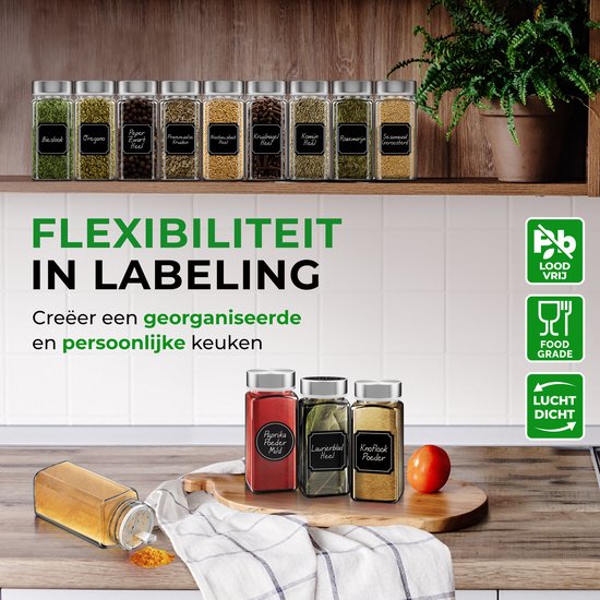 Glazen kruidenpotjes op een schap met etiketten. Drie potjes op een snijplank: "Paprika poeder", "Laurierblad heel", "Kneeprock poeder".