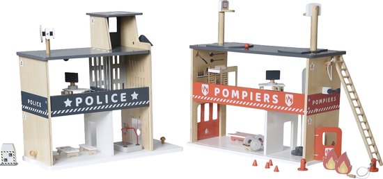 Houten speelgoed politiebureau en brandweerkazerne met details zoals 'POLICE' en 'POMPIERS' opdruk. Op de kazerne bevindt zich een ladder.