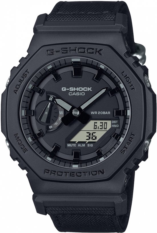 Gedetailleerde close-up van de zwarte G-Shock GA-2100 horlogekast met analoge en digitale wijzerplaat.