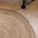 Rond vloerkleed in naturel jute met een gevlochten patroon.