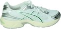 Rechter ASICS Gel-1130 sneaker in wit met zilveren en mintgroene accenten.