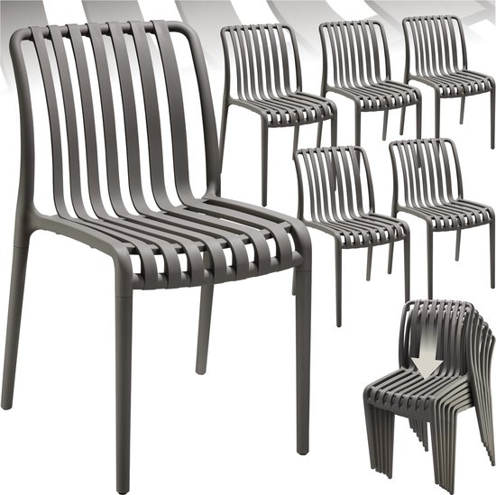 Grijze kunststof stoel met stapelindicatie, en meerdere stoelen op de achtergrond.