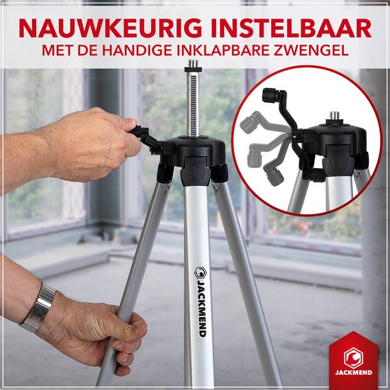 Close-up van de hoogteverstelling van een statief met een handwiel. Een man houdt de benen van het statief vast.