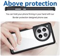 Détail de coque de téléphone noire mettant en avant la protection des bords, tenue par une main.
