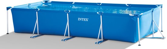 Blauw rechthoekig Intex zwembad met witte steunen, gevuld met water.