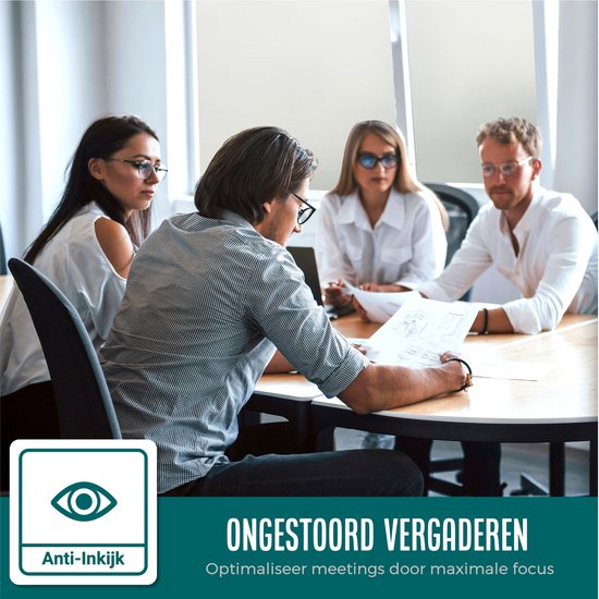 Zakelijke bijeenkomst met vier personen aan tafel, met anti-inkijk-icoon.