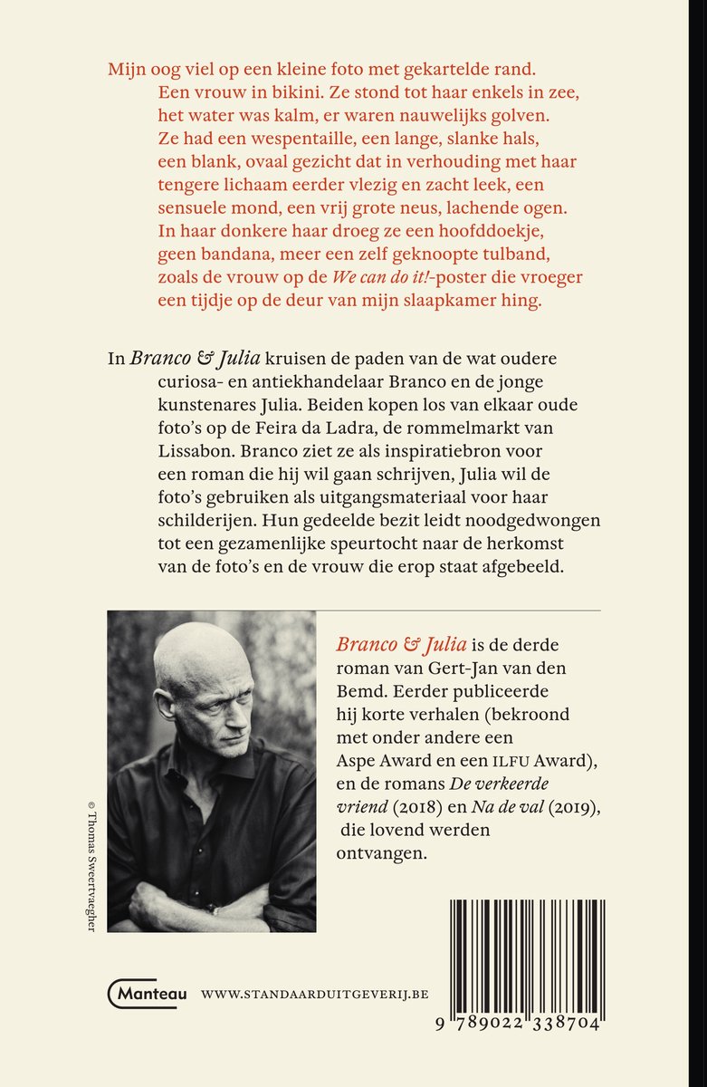 Een sepia foto van een man die naar links kijkt, met de hand op zijn wang. Blanco & Julia. Manseau.