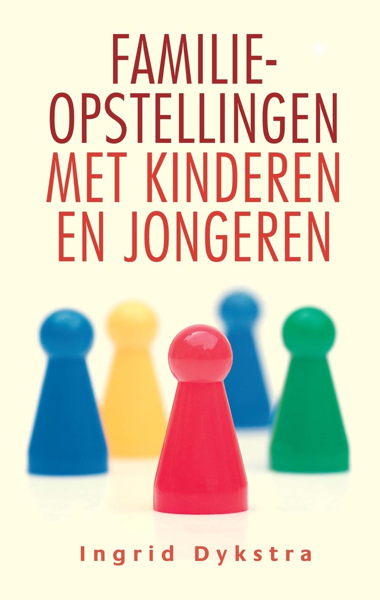 Boekomslag met de titel 'Familieopstellingen met kinderen en jongeren' en vijf gekleurde pionnen op een lichte achtergrond.