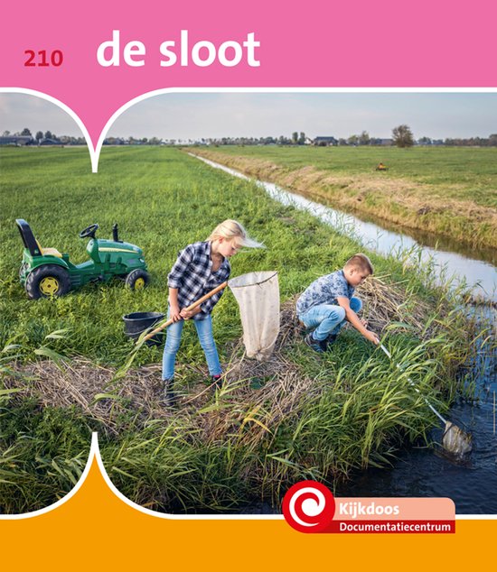 Een jongen en een meisje vissen in een sloot. De tekst '210 de sloot' staat bovenaan.