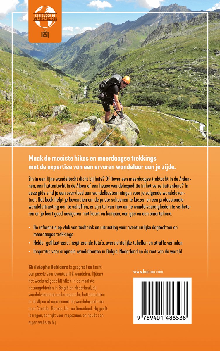 Homme escaladant un rocher avec un bâton de randonnée, montagnes enneigées en arrière-plan.