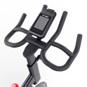 Close-up van de display en handgrepen van een zwarte FitBike spinfiets.