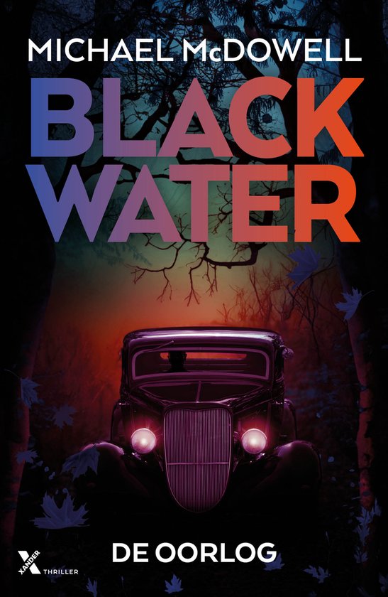 Voorpagina van het boek 'Black Water' met een auto uit de jaren '30, met op de achtergrond een donker bos en de titel in grote letters.