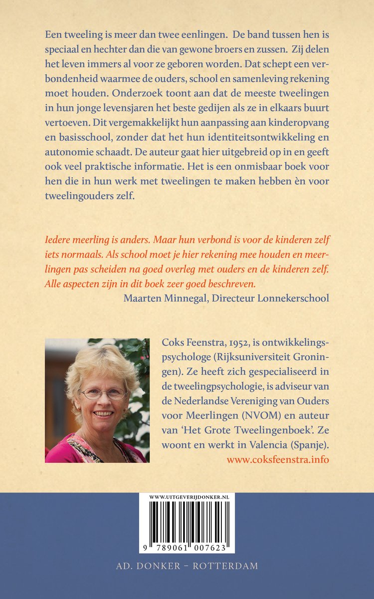 Portret van een oudere vrouw met bril en blonde haren. Ze draagt een blauw vest en een witte blouse.