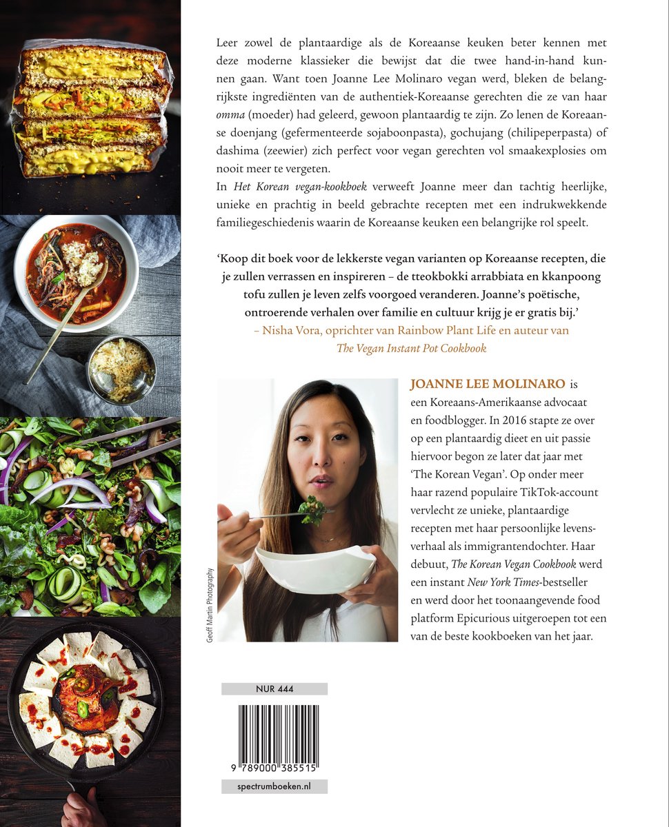 De achterkant van het boek 'Het Korean Vegan' met foto's van gerechten en een portret van de auteur.