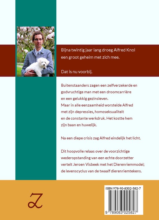 Man met witte hond op zijn schoot, tussen bloesems en tekst.