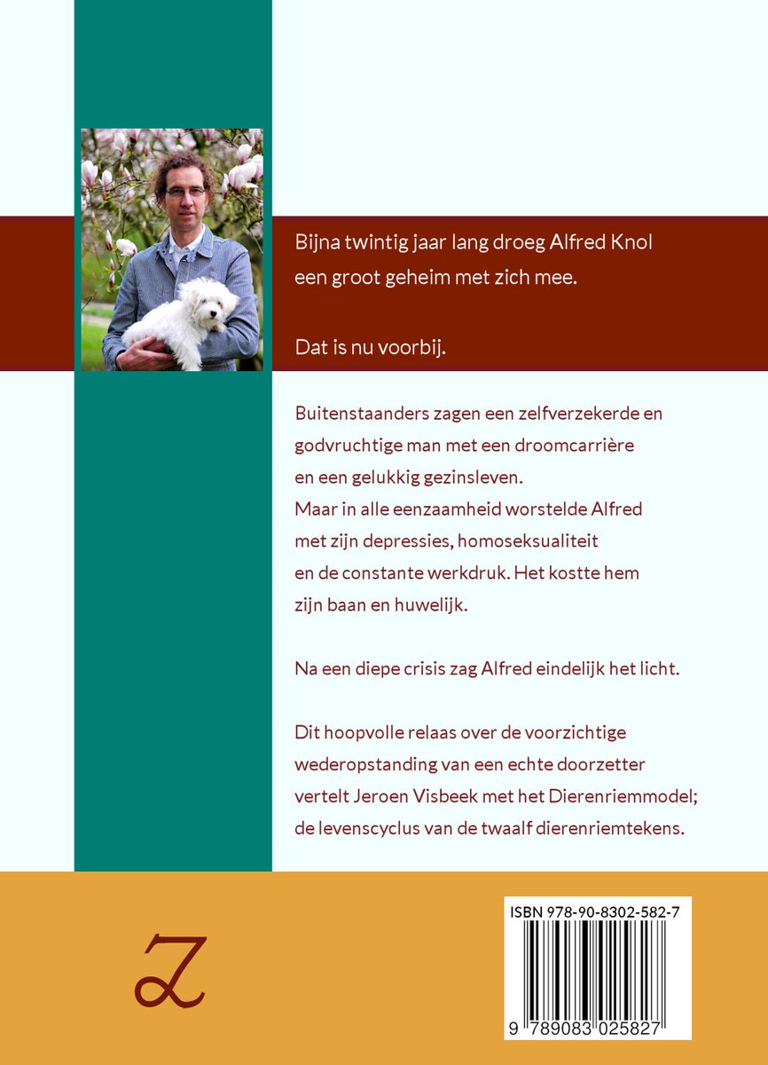 Man met witte hond op zijn schoot, tussen bloesems en tekst.