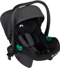 Zwart 'baby comfort' autostoeltje met een draagbeugel, riempjes en groene gespen.