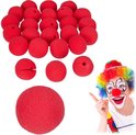 Een grote groep rode schuimrubberen neuzen met een paar losse exemplaren en een clown met regenboogpruik.