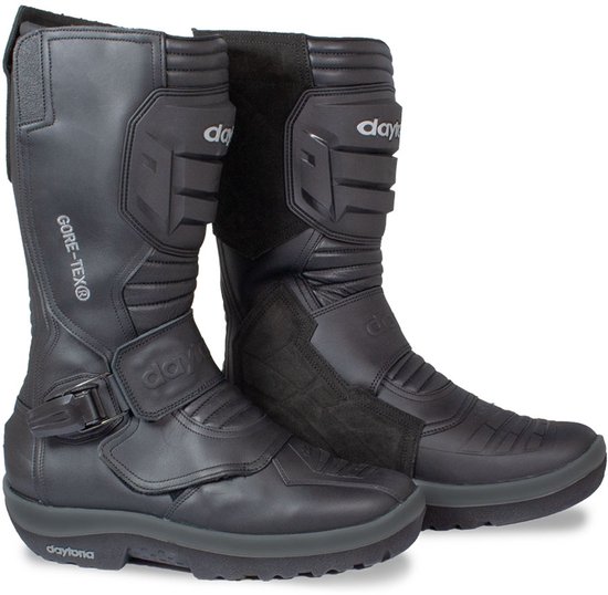 Zwarte Daytona motorlaarzen met GORE-TEX. De laarzen hebben gespen en klittenbandsluitingen.