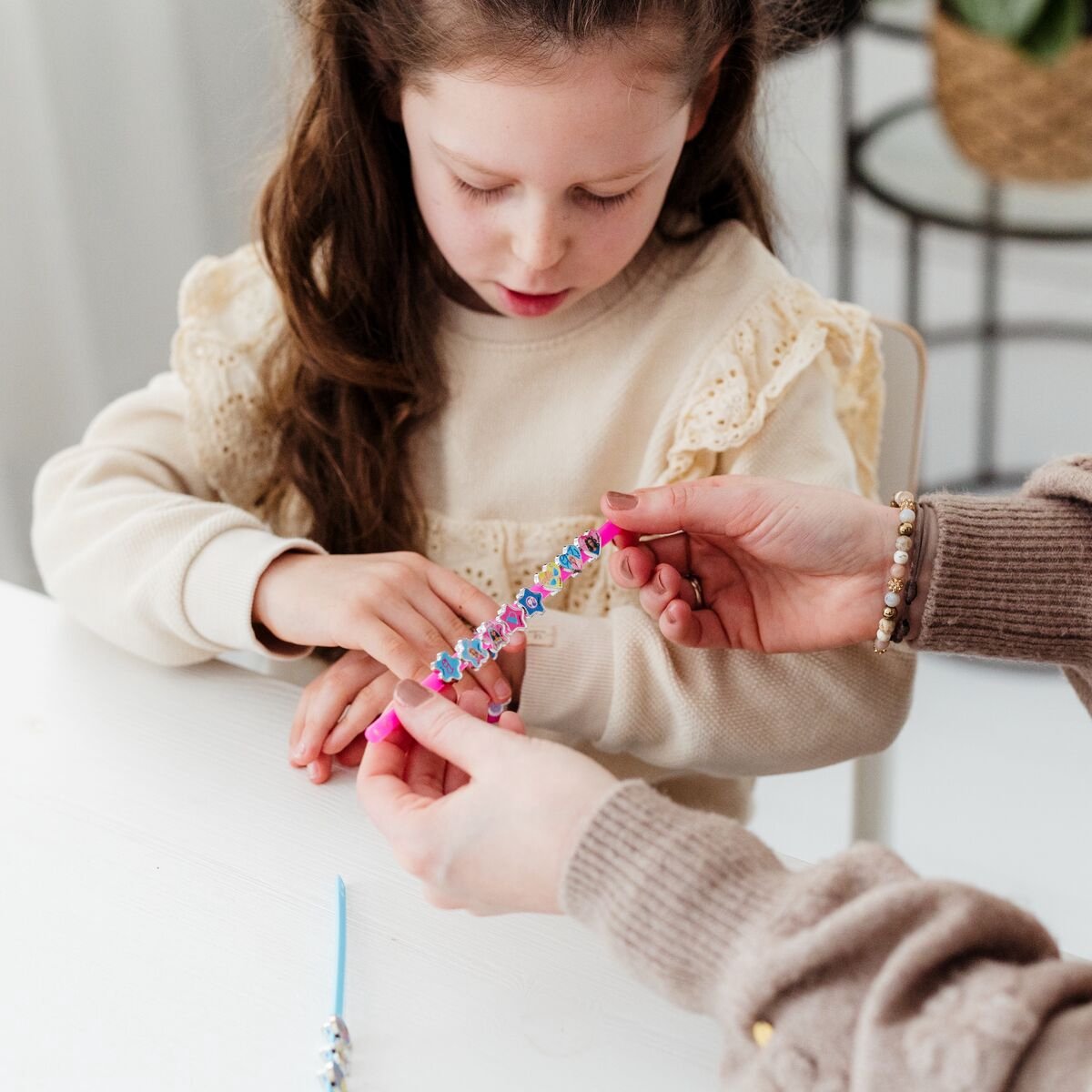 Barbie Totum 3 schuif armbandjes maken met 18 bedels - speelgoed meisjes vanaf 3 jaar - sieraden knutselset peuter kleuter — afbeelding 7