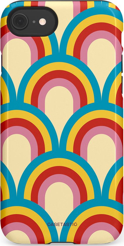 Telefoonhoesje met veelkleurige pastelregenboogpatroon op een gele achtergrond.