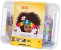 Plus-Plus BIG opbergbox met een kindje met een kleurrijke hoofdband gemaakt van Plus-Plus stukjes.