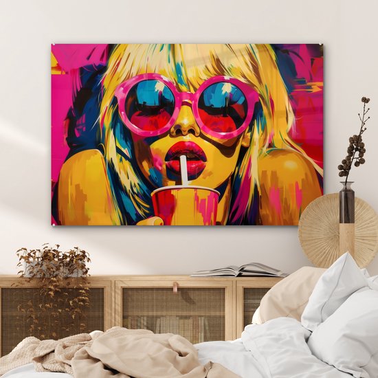 MuchoWow® Glasschilderij 120x80 cm - Schilderij acrylglas - Zonnebril - Roze - Vrouw - Rietje - Foto op glas - Muurdecoratie woonkamer - Wanddecoratie slaapkamer - Schilderijen