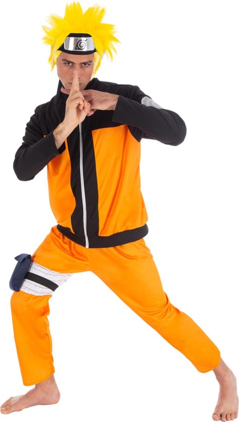 Man met geel stekelhaar, draagt een zwart-oranje outfit met oranje broek en zwarte band om het hoofd.