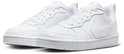 Paar witte Nike sneakers met witte veters, Swoosh logo en witte zolen.