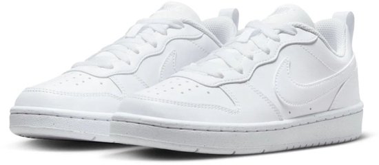 Paar witte Nike sneakers met witte veters, Swoosh logo en witte zolen.