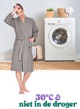 Man in grijze wafelbadjas naast een wasmachine. Met tekst "30°C & niet in de dryer".