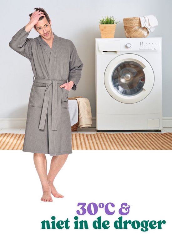 Man in grijze wafelbadjas naast een wasmachine. Met tekst "30°C & niet in de dryer".