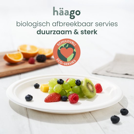 Haago biologisch afbreekbaar servies met fruit op een wit bord.