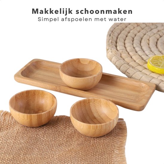 Drie ronde bamboeschalen op een langwerpige bamboeplank, met een stukje jute eronder en een gevlochten onderzetter op de achtergrond.