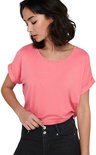 Roze dames T-shirt met korte omgeslagen mouwen en boothals, gedragen op een zwarte jeans.