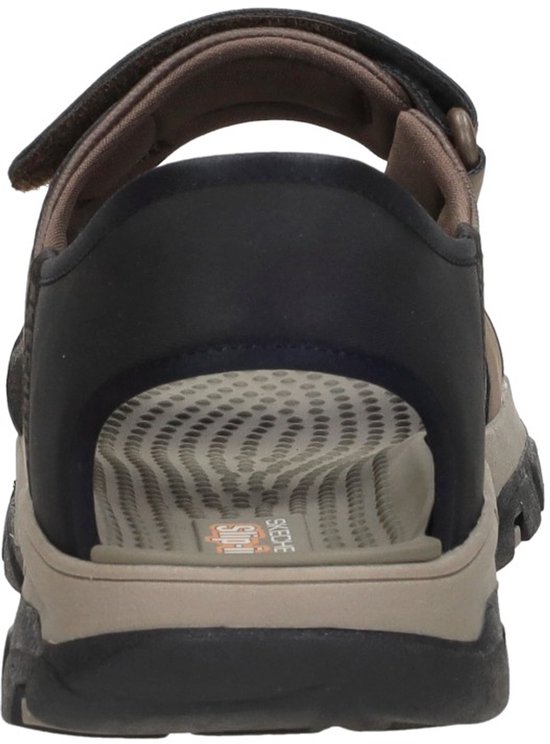 Achterkant van een bruine Skechers-sandaal met klittenbandsluiting en verstevigde hiel.