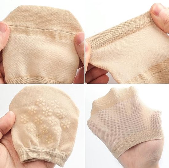 Detailopnamen van lichtbruine, enkellange sokken, waarvan één met antislip bloemmotief.