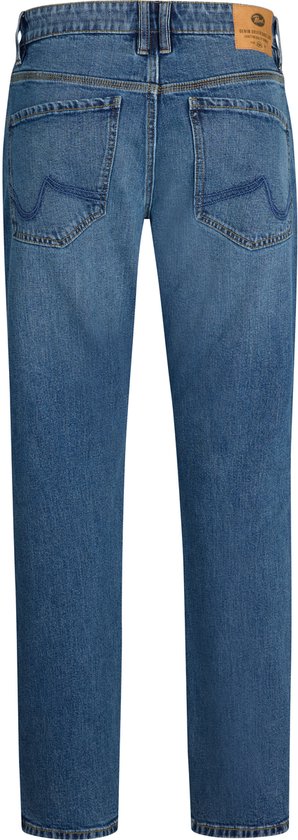 Achterkant van een blauwe jeans met logo op de tailleband.