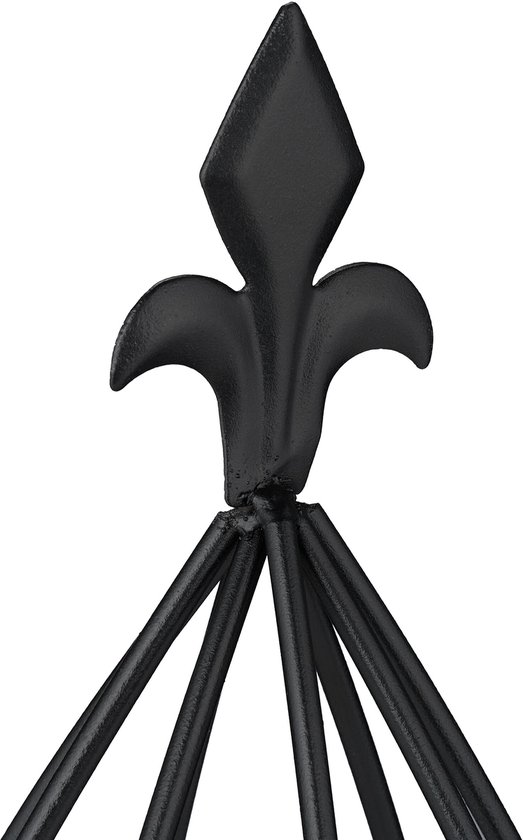 Zwarte metalen obelisk met fleur-de-lis top.