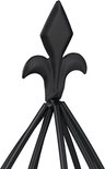 Zwarte metalen obelisk met fleur-de-lis top.