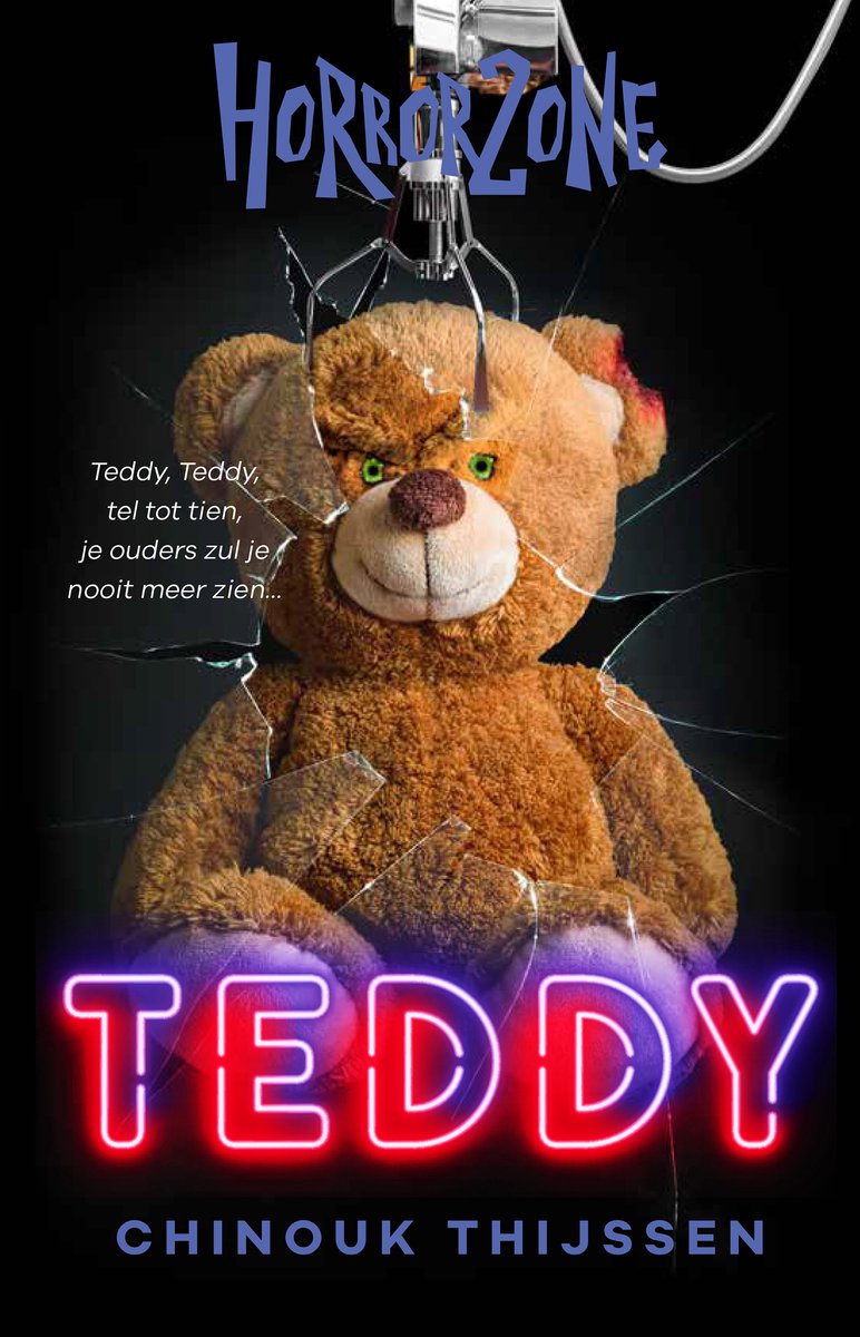 Een enge teddybeer met groene ogen, vastgepakt door een grijphaak, door gebroken glas. Teddy.