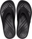 Vue de dessus de tongs compensées noires Crocs avec le logo Crocs sur la semelle intérieure.