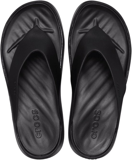 Vue de dessus de tongs compensées noires Crocs avec le logo Crocs sur la semelle intérieure.