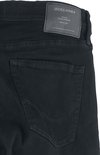 Achterkant van een zwarte skinny jeans met het 'Jack & Jones' label.