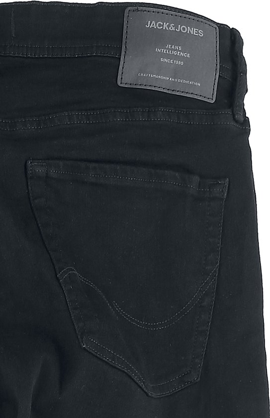 Achterkant van een zwarte skinny jeans met het 'Jack & Jones' label.