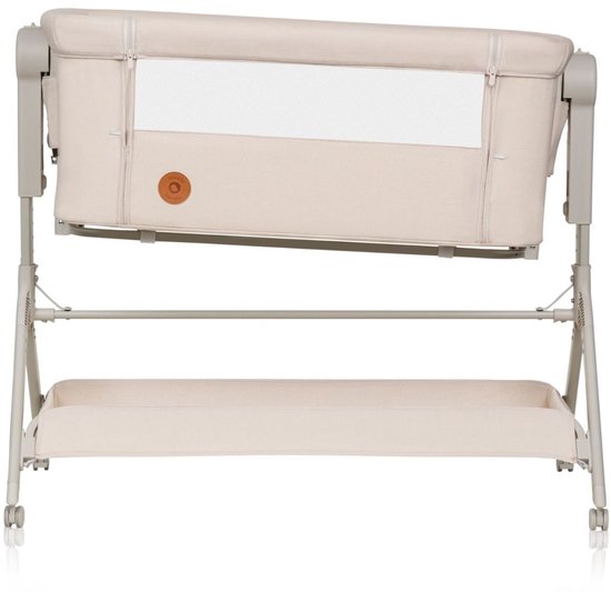 Berceau cododo beige avec hauteur réglable, panier de rangement et roues. Fenêtre en maille sur le devant.